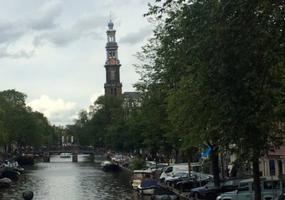Die Verkehrsmittel der Amsterdamer: Fahrrad und Boot